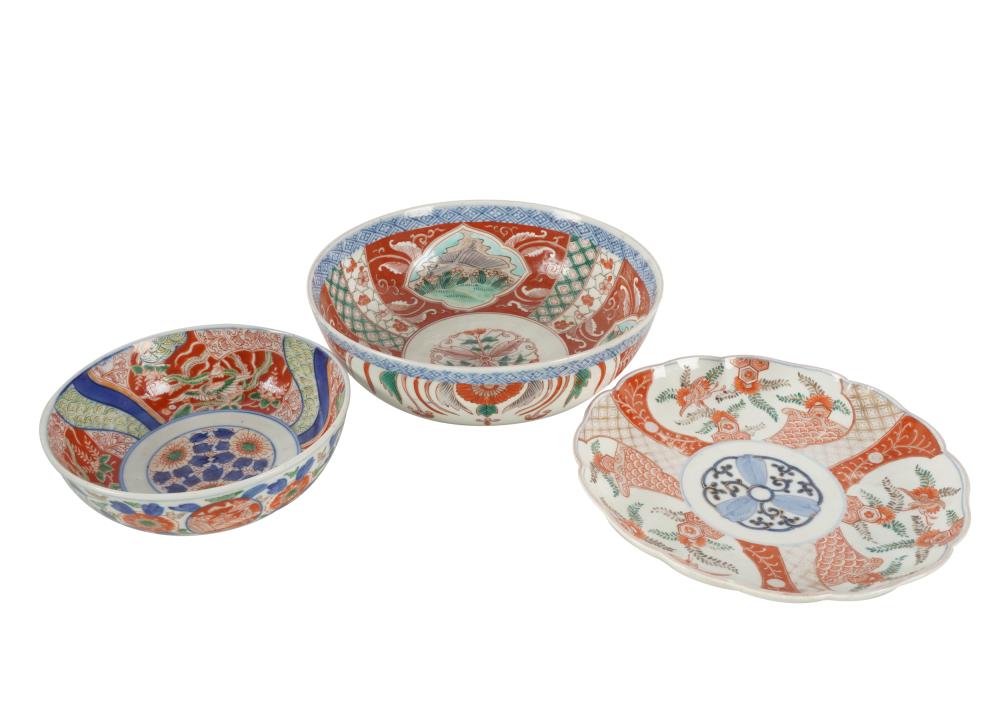 THREE PIECES OF IMARI PORCELAINcomprising 330653