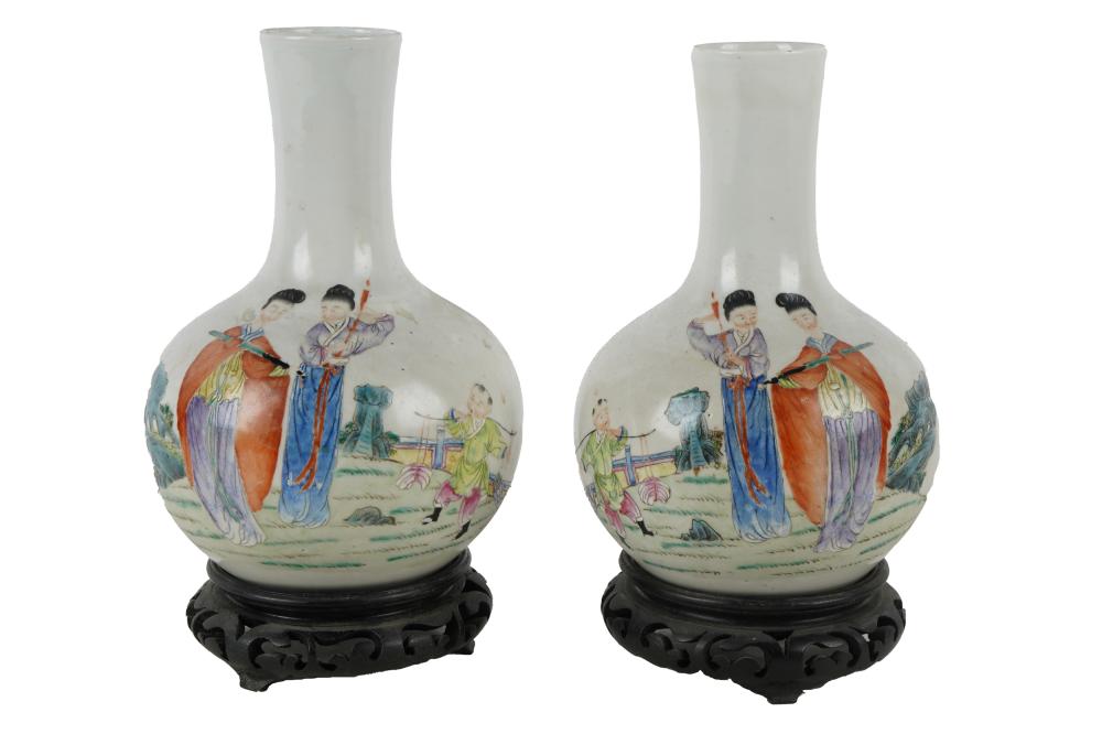 PAIR OF CHINESE PORCELAIN VASESeach 332d9a