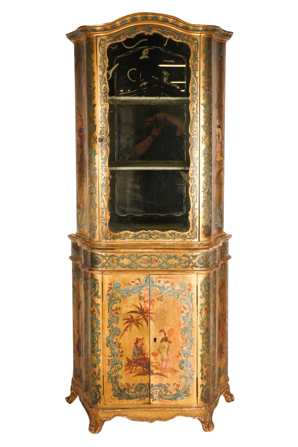 ITALIAN ROCOCO STYLE PAINTED VITRINE