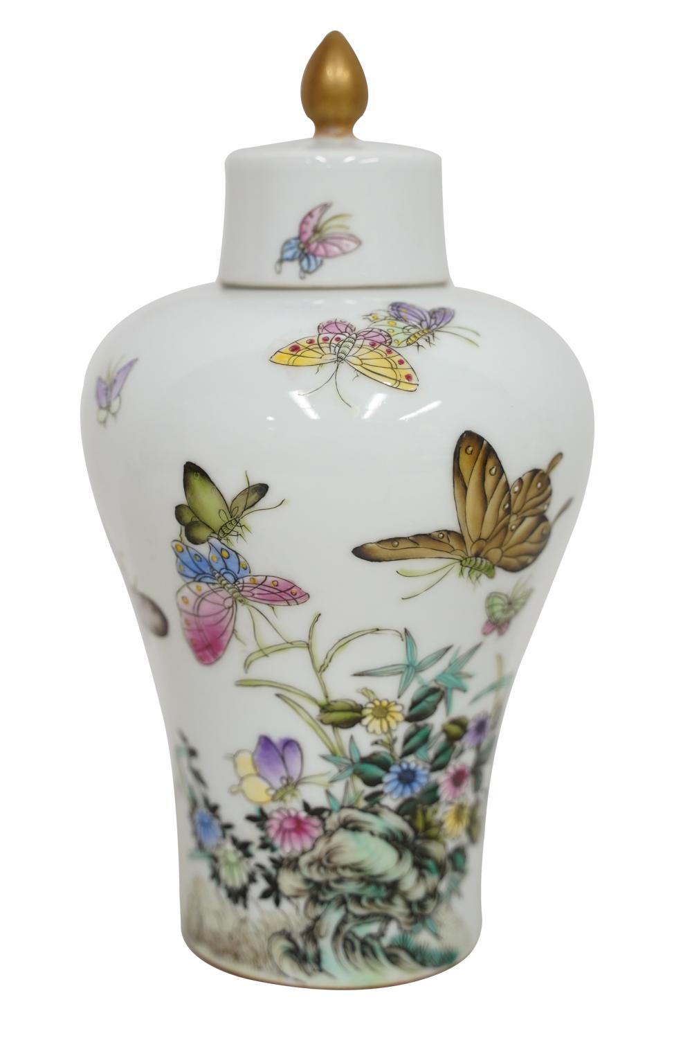 CHINESE PORCELAIN COVERED JARwith