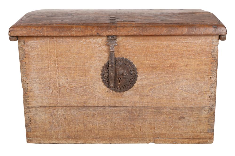 MEXICAN COLONIAL TRUNKwith iron 332f3e