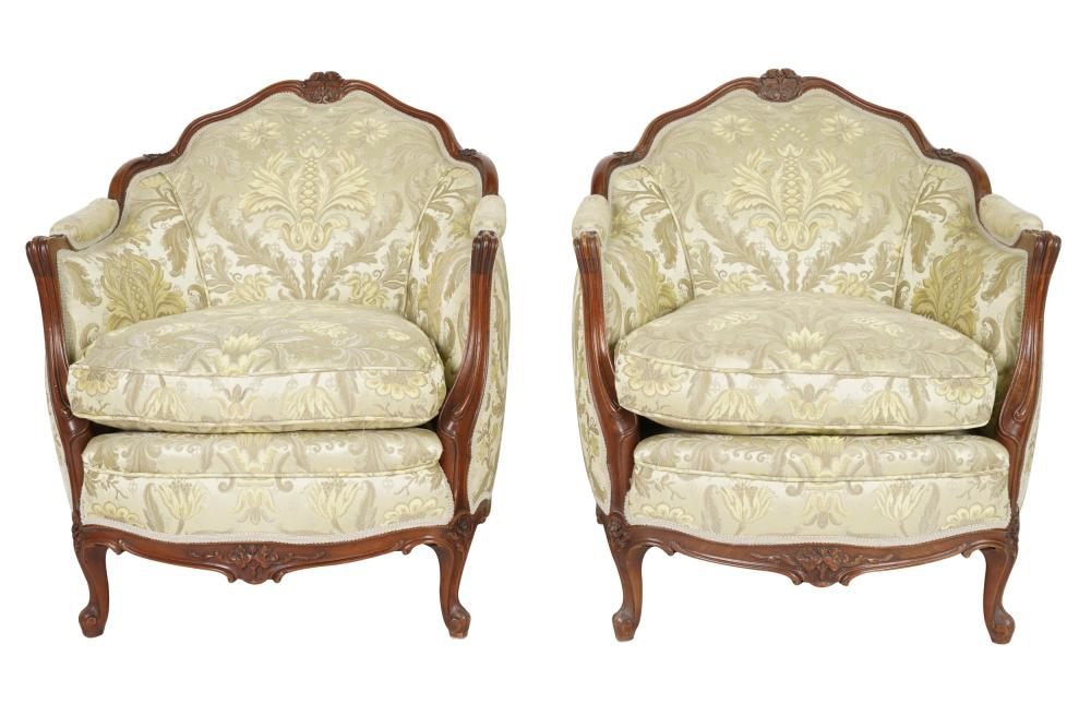 PAIR OF CARVED LOUIS XV STYLE BERGERES20th 332fbd