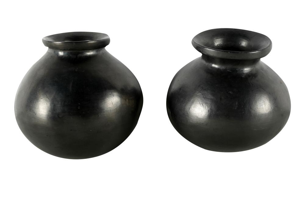 TWO SOUTHWEST STYLE POTTERY VASESeach 333347