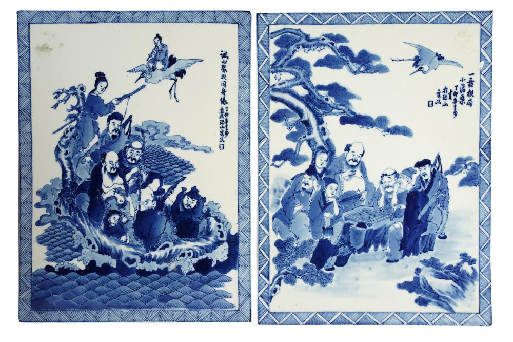 TWO CHINESE BLUE WHITE PORCELAIN 33345e