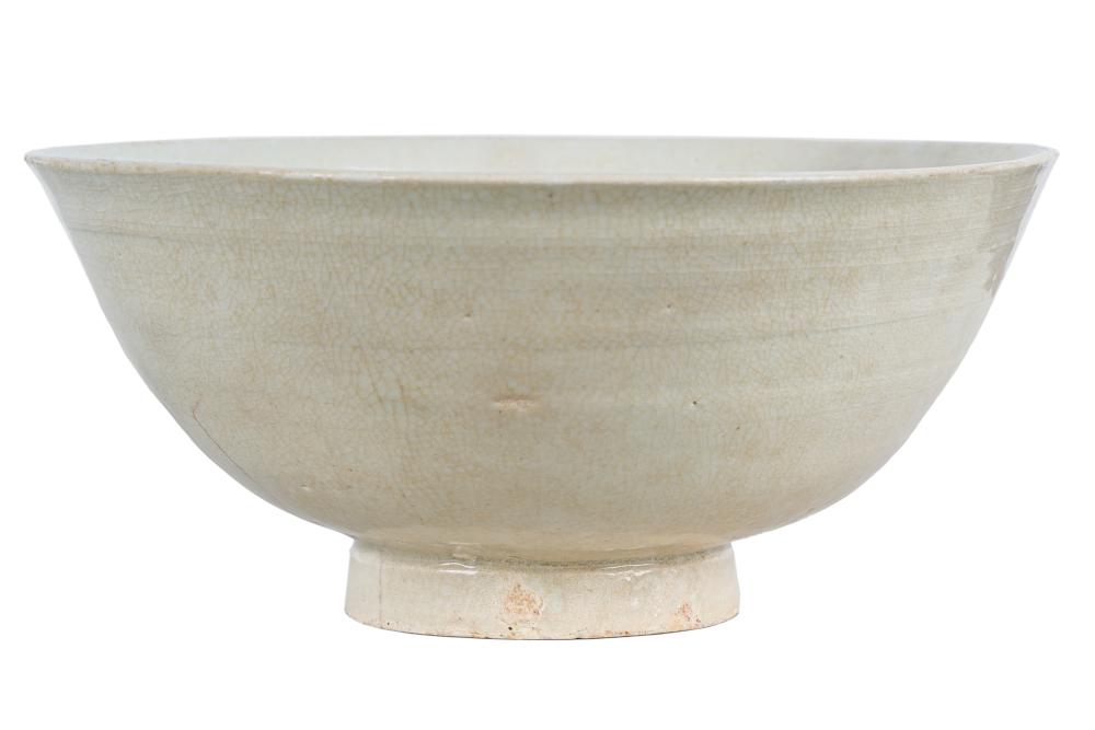 WHITE-GLAZED KOREAN CERAMIC BOWLCondition: