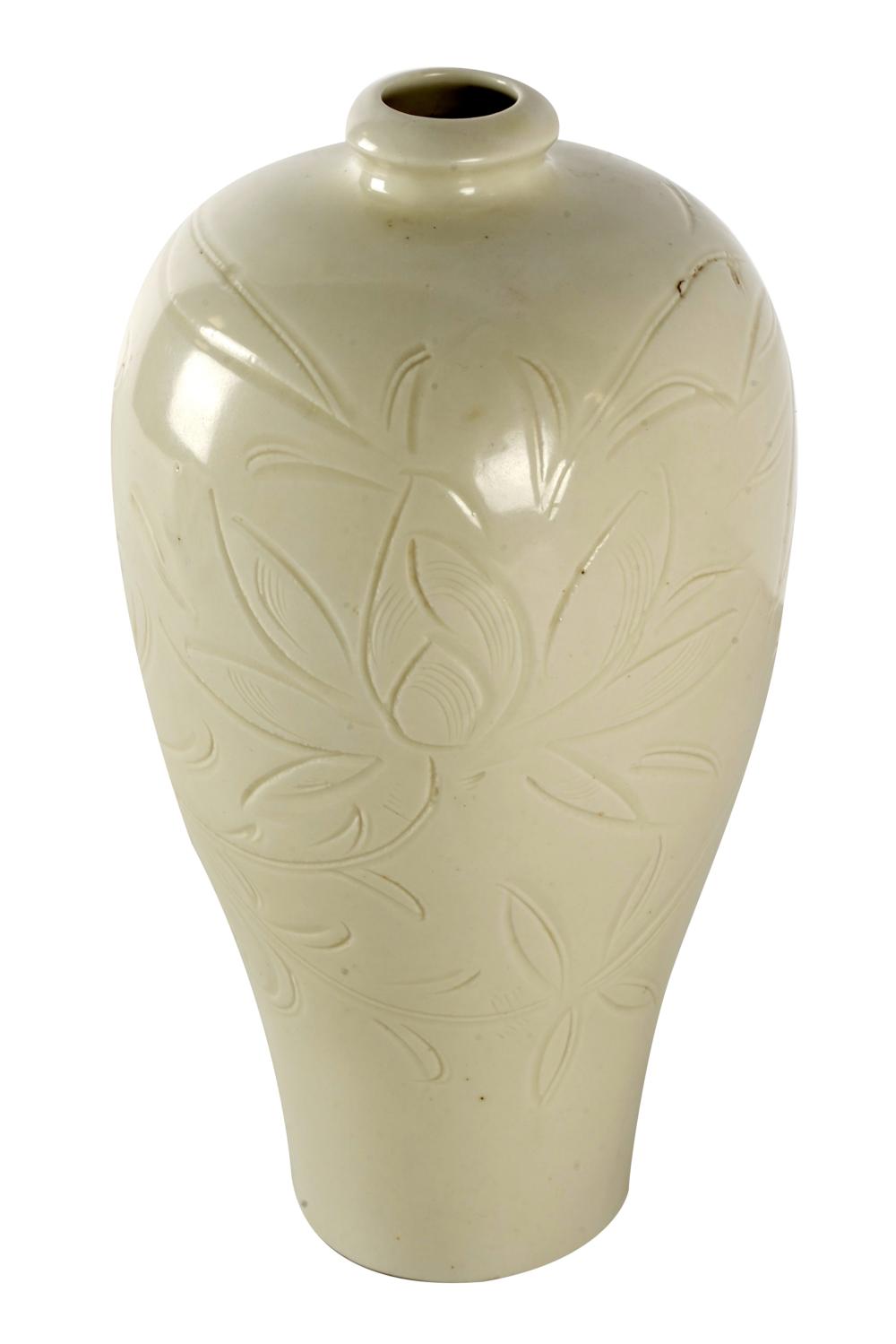 CHINESE WHITE GLAZED VASEwith incised 33349a