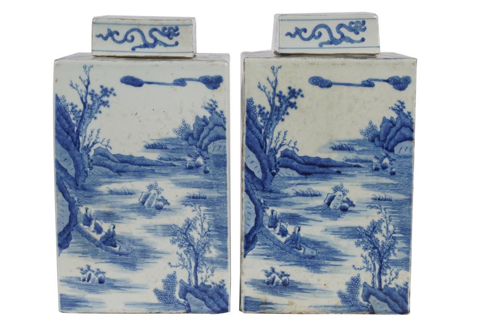 PAIR OF CHINESE BLUE WHITE PORCELAIN 333561