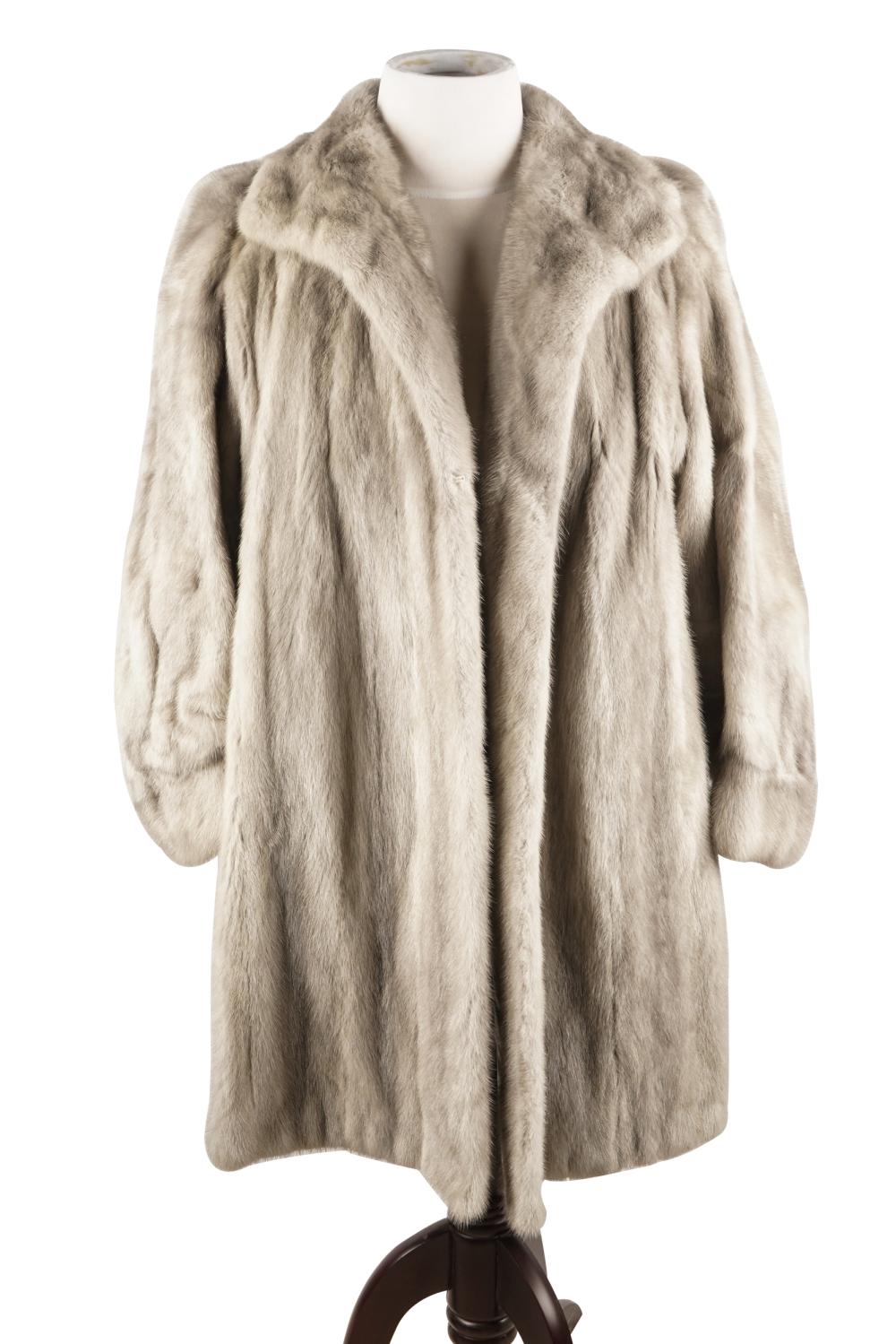 GREY FUR COATno tags shoulder to 333687