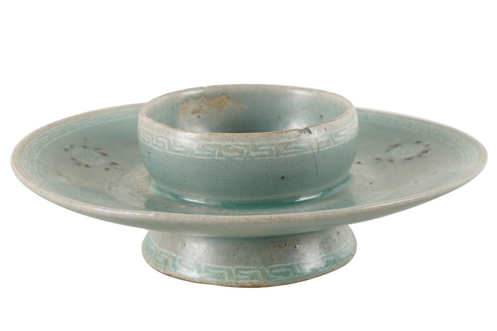 KOREAN CELADON CUP STANDwith incised 33369a