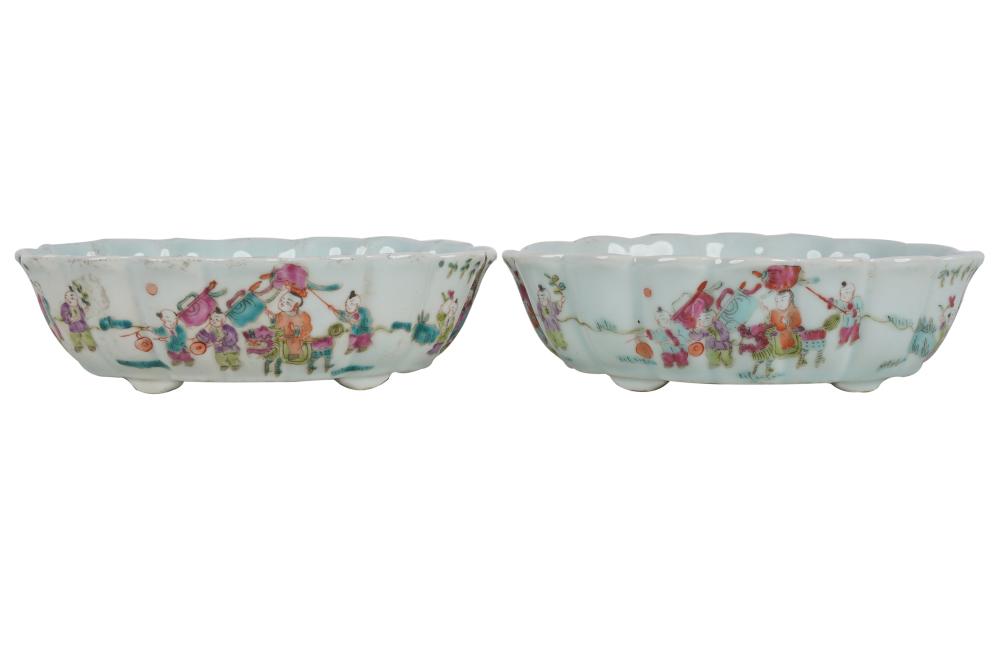 PAIR OF CHINESE PORCELAIN FOOTED
