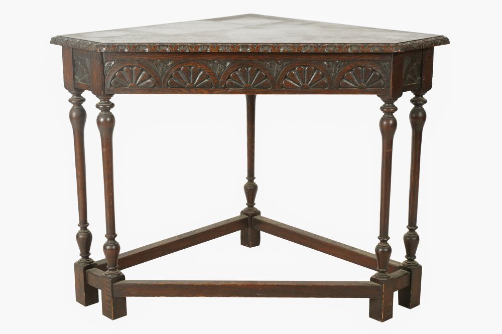 ENGLISH CARVED OAK CORNER TABLEthe 3336b6