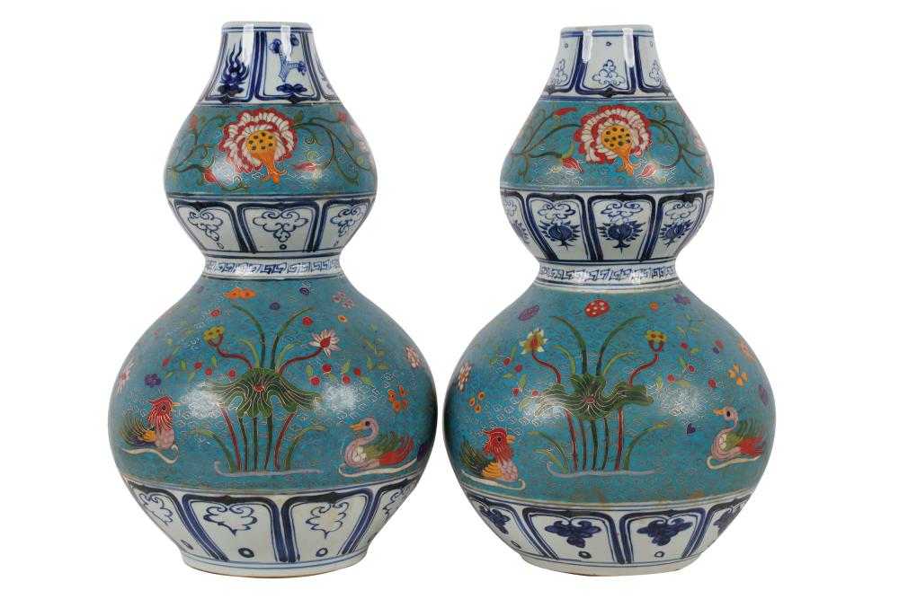 PAIR OF CHINESE STYLE DOUBLE GOURD 33377c