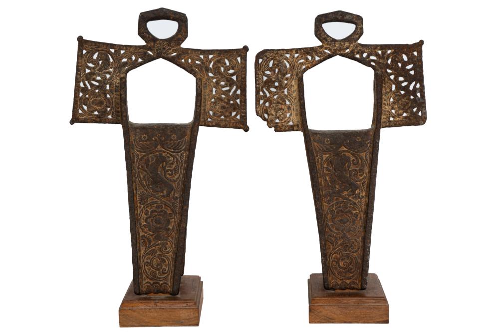 PAIR OF SPANISH COLONIAL CRUCIFIX 33379e