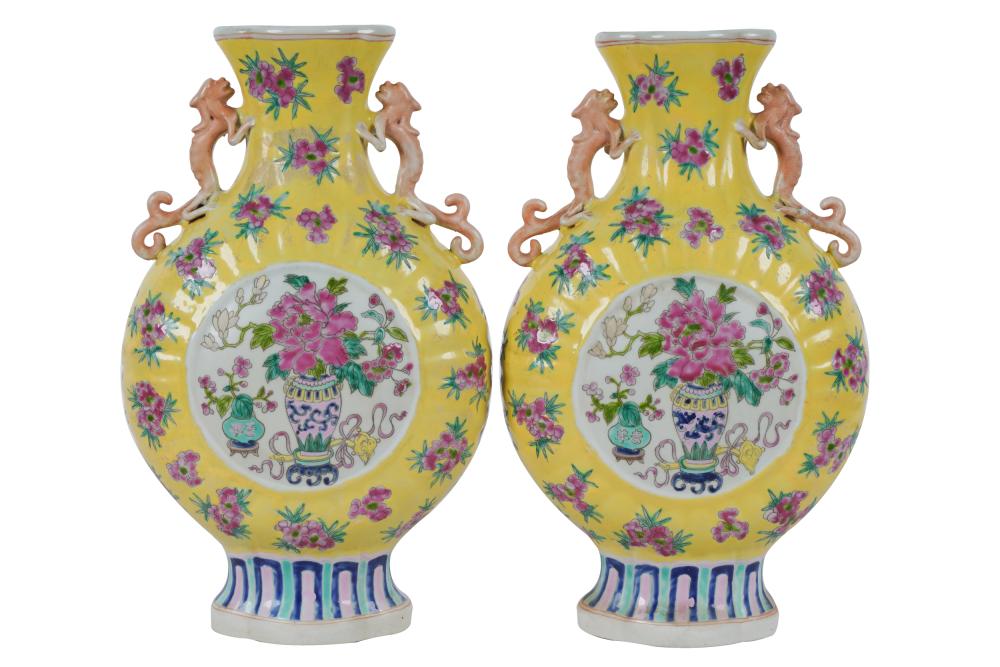 PAIR OF CHINESE YELLOW GROUND PORCELAIN 3337de