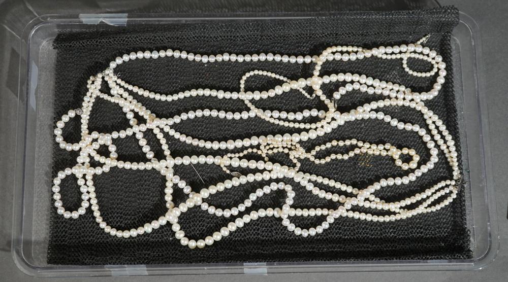 GROUP OF FOUR PEARL NECKLACESGroup 333a6e