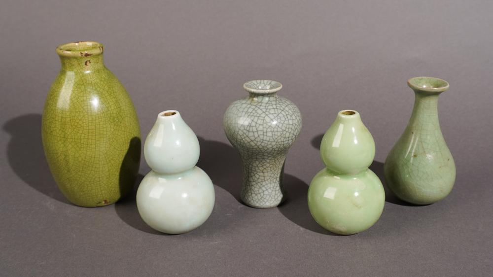 GROUP OF FIVE CHINESE CELADON GLAZE 333ac5