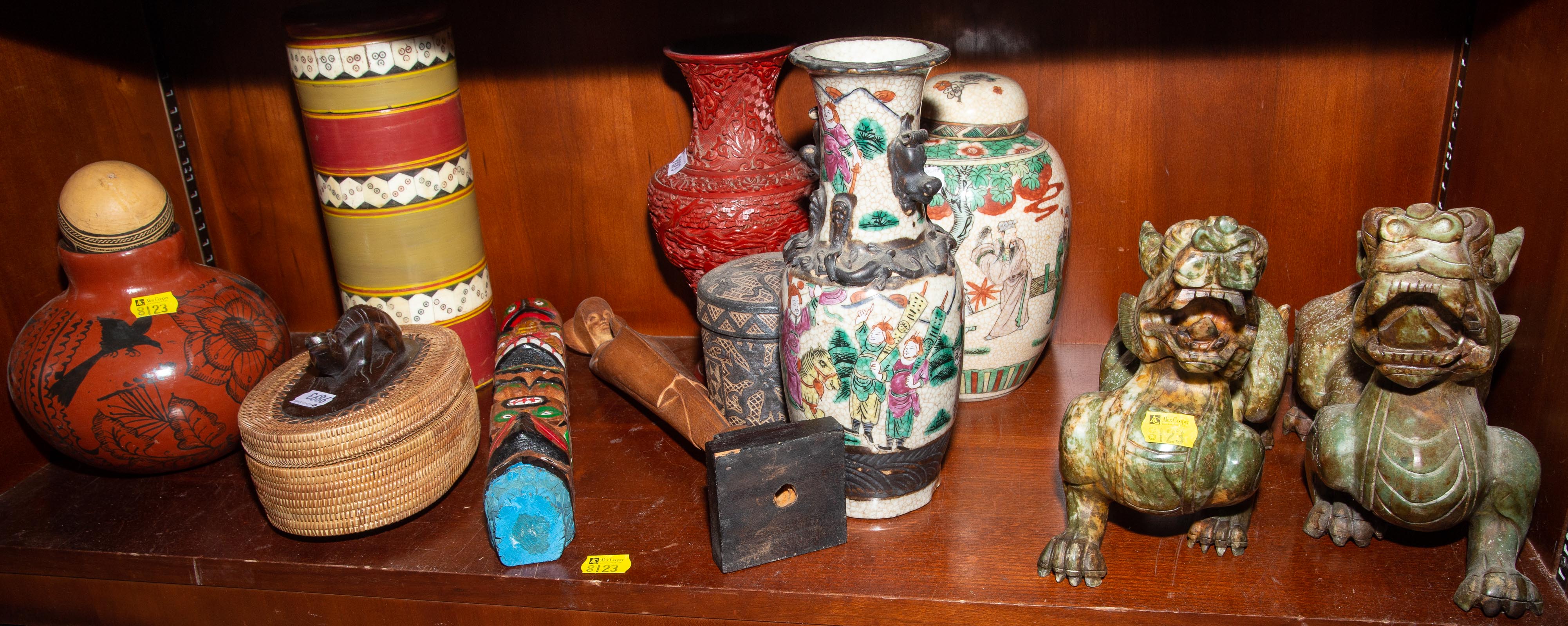 SELECTION OF DECORATIONS & COLLECTIBLES