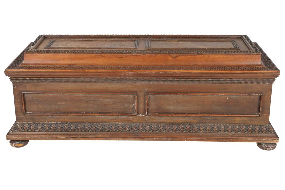 CARVED WOOD CASSONEwith hinged