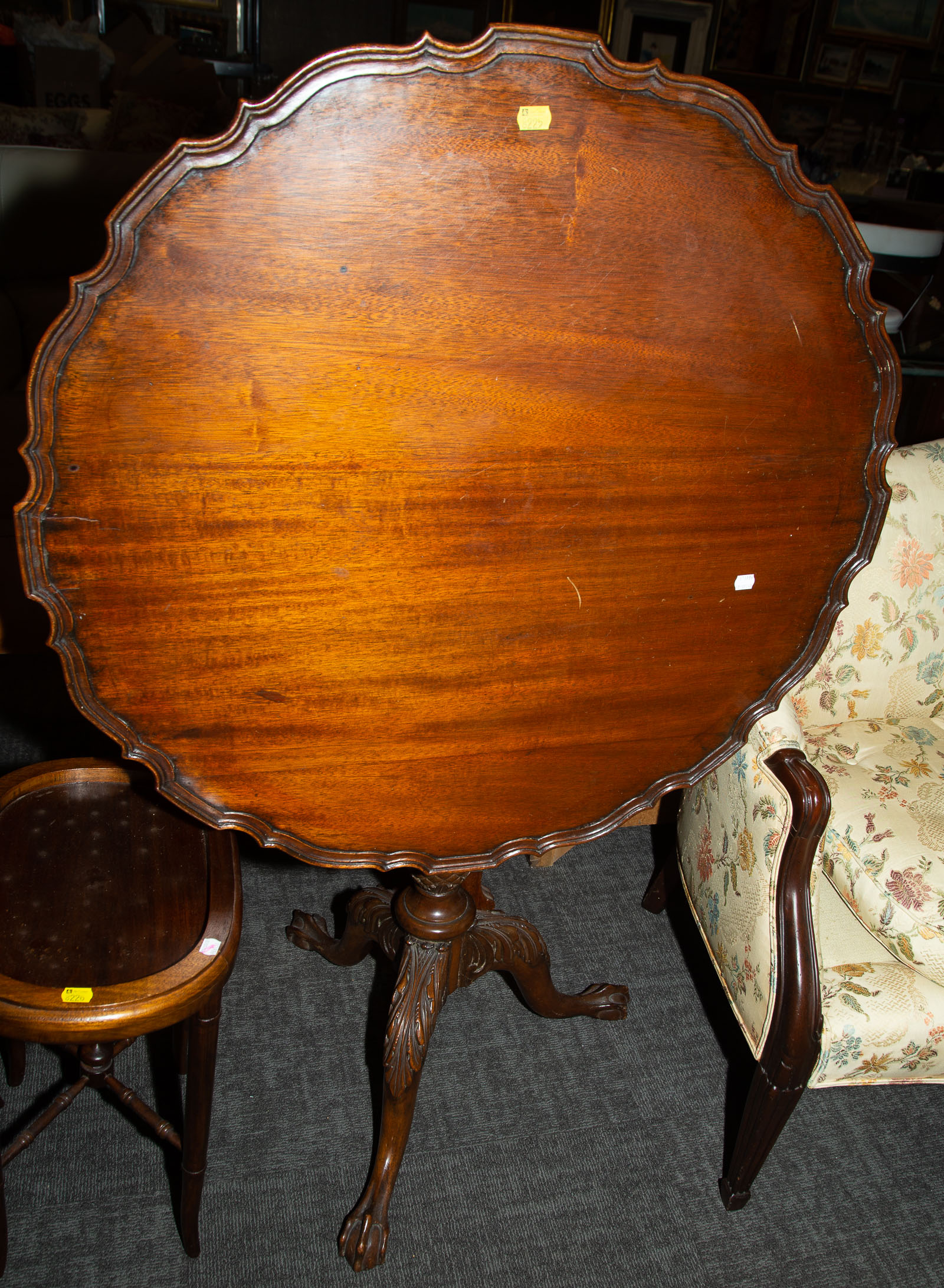 CHIPPENDALE STYLE MAHOGANY TILT-TOP