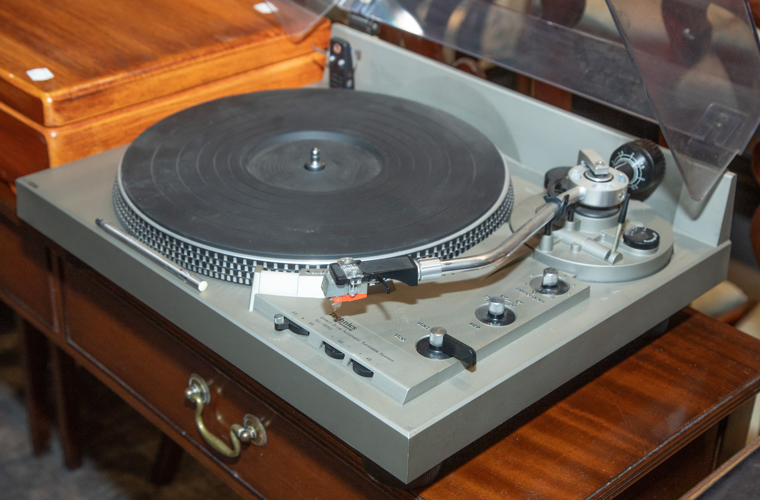 VINTAGE TECHNIQUES SL-1950 TURNTABLE