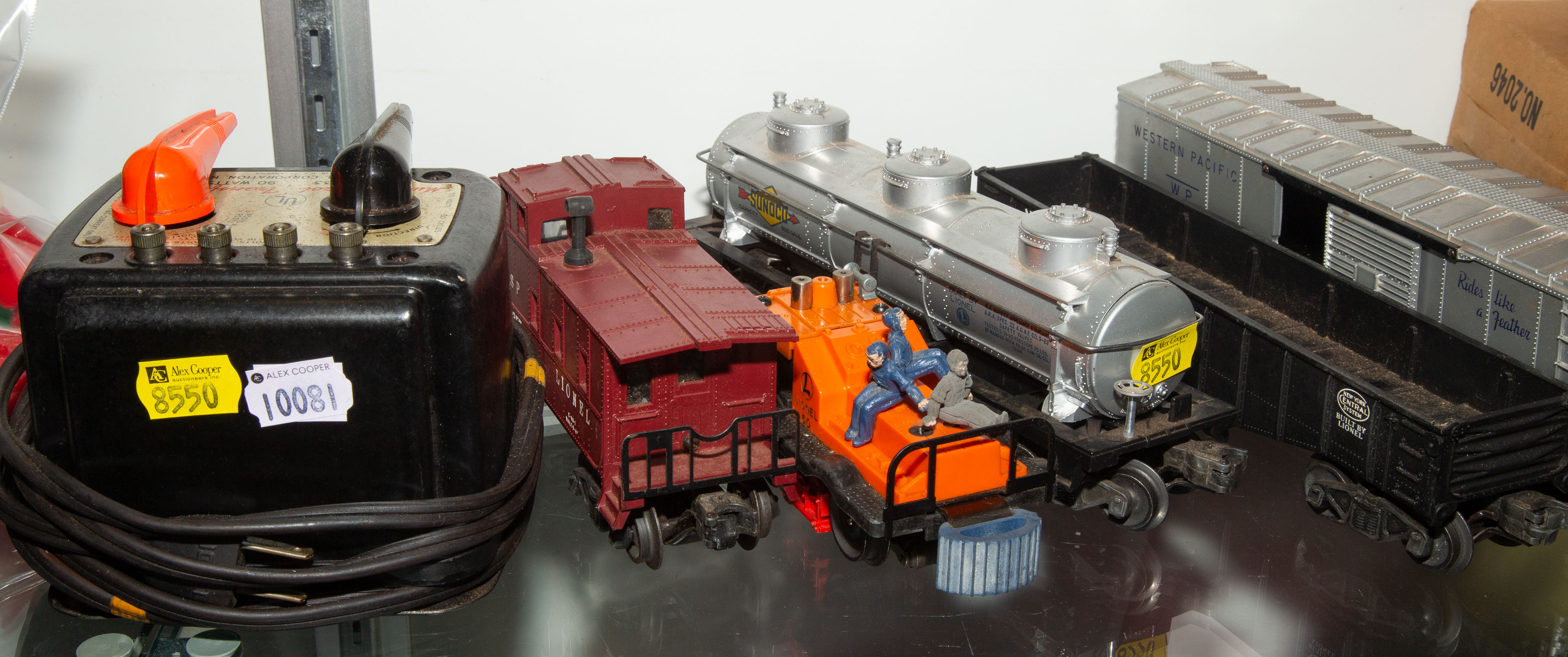 LIONEL 2046 TRAIN SET Includes transformer