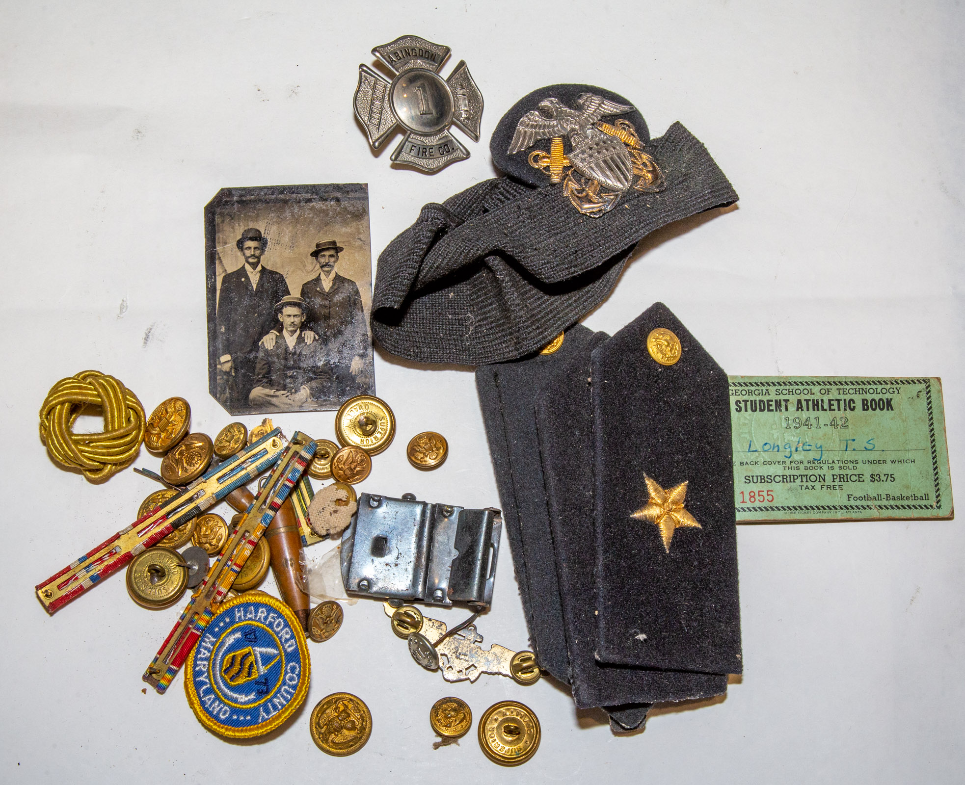 GROUP OF MILITARY BADGES & BUTTONS Includes