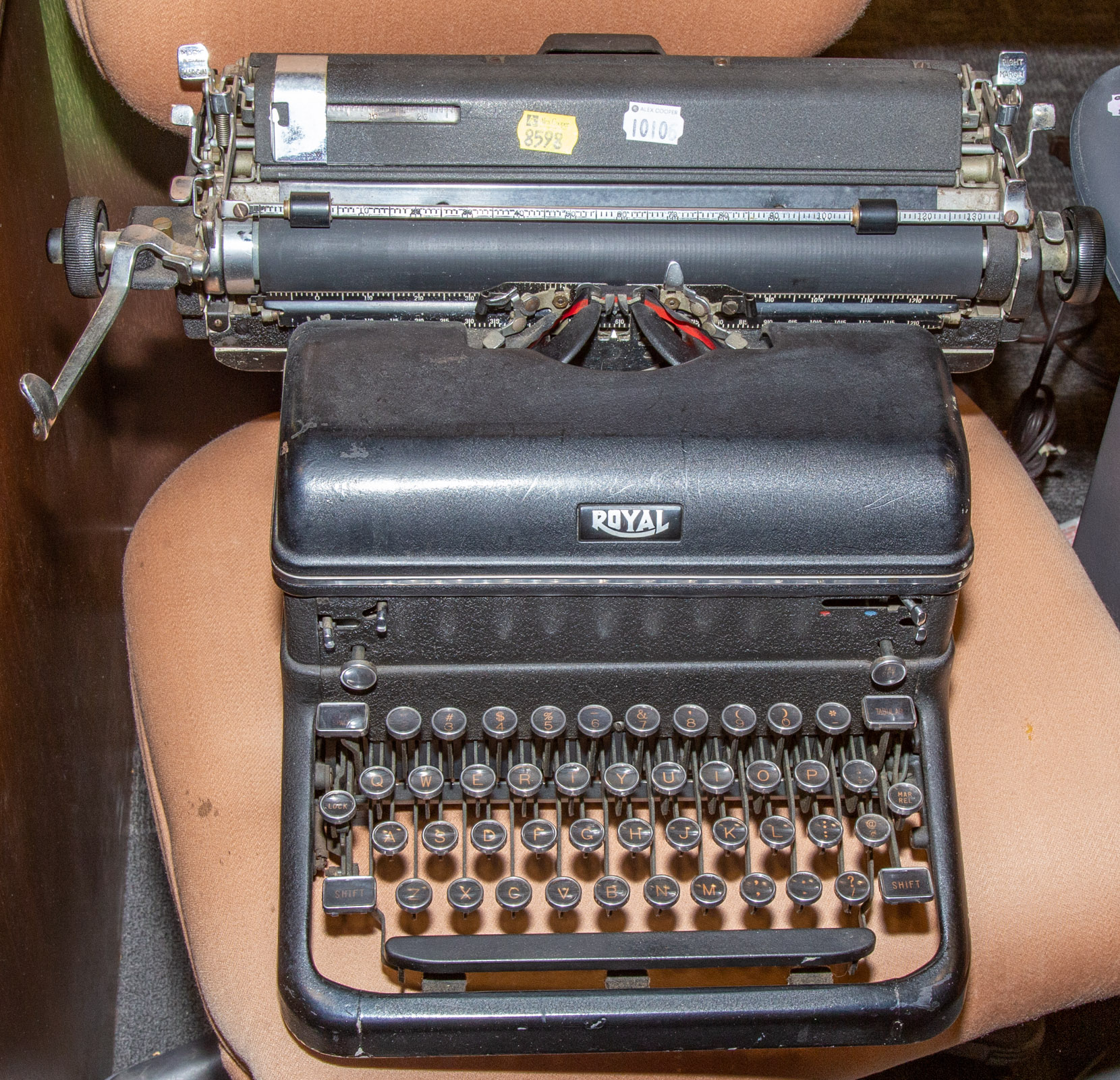 VINTAGE ROYAL TYPEWRITER .