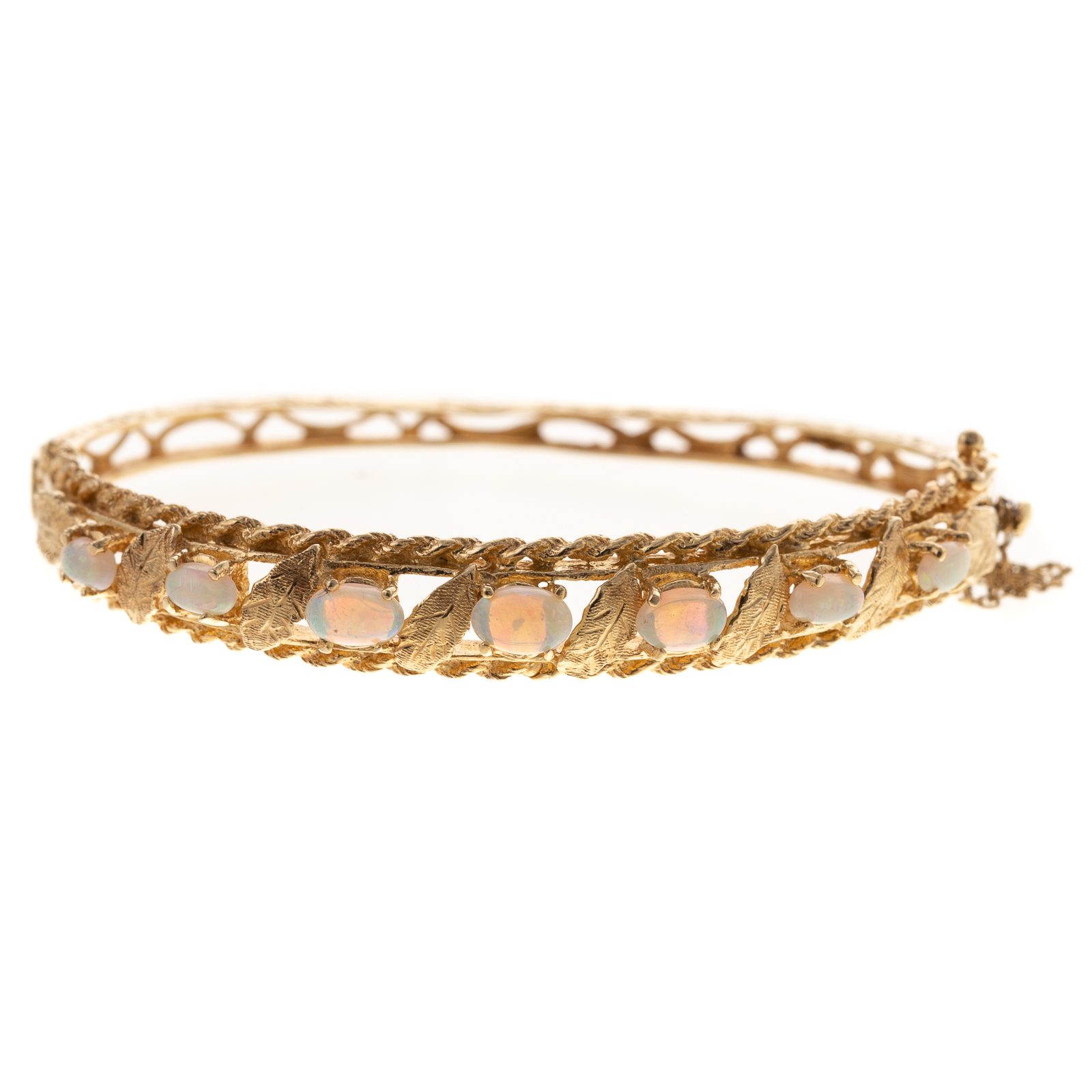 A VINTAGE BANGLE FEATURING OVAL