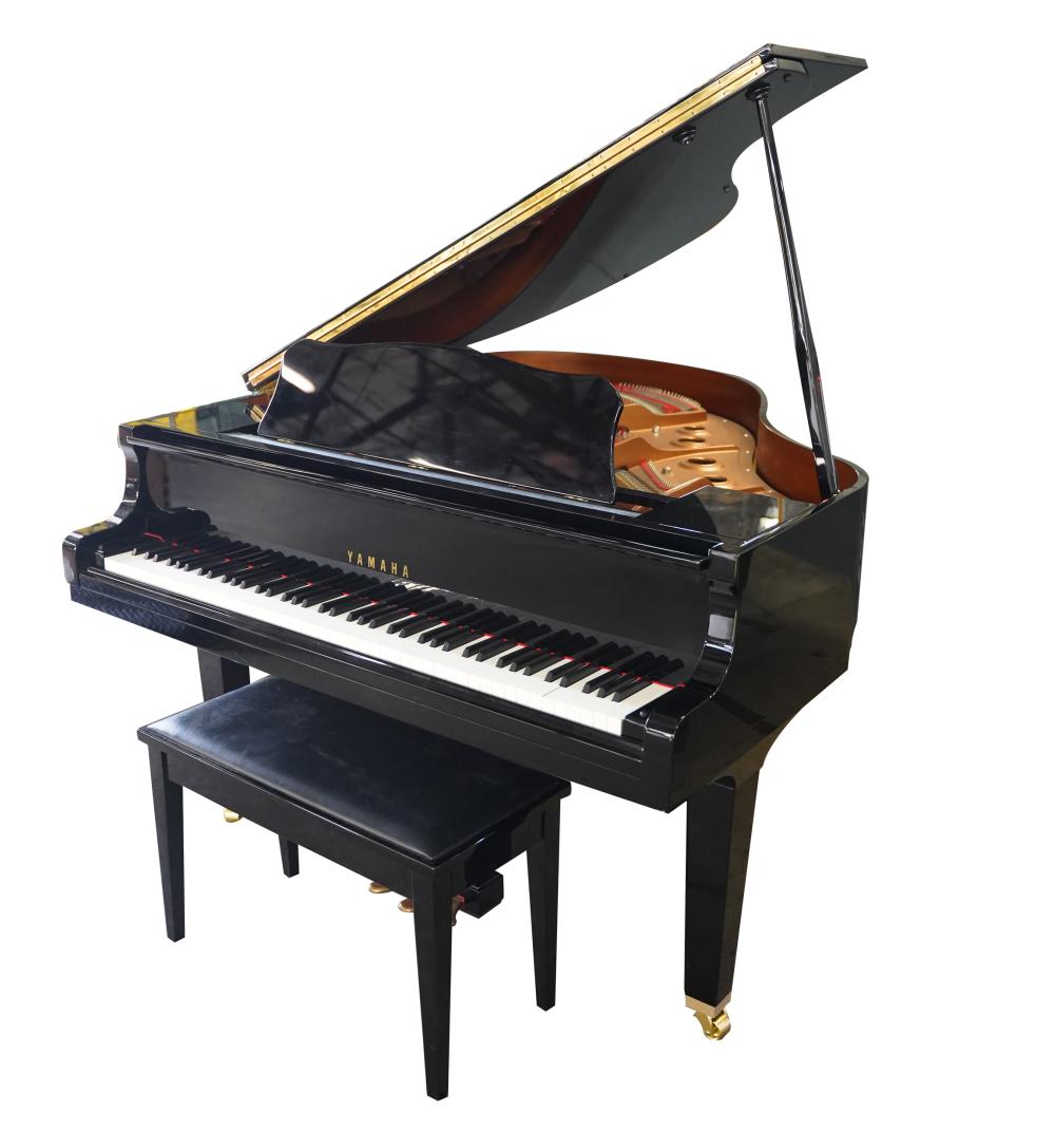 YAMAHA BLACK LACQUERED PIANOmodel: GB1;