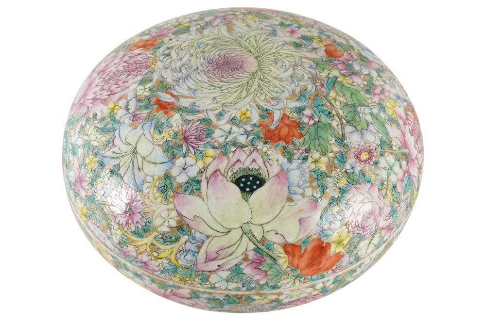 CHINESE PORCELAIN COVERED BOXwith 334230