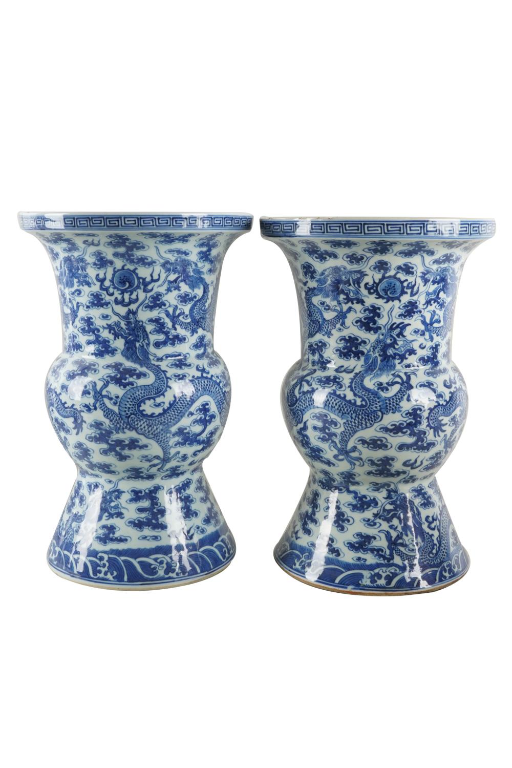 PAIR OF CHINESE BLUE WHITE PORCELAIN 33435b