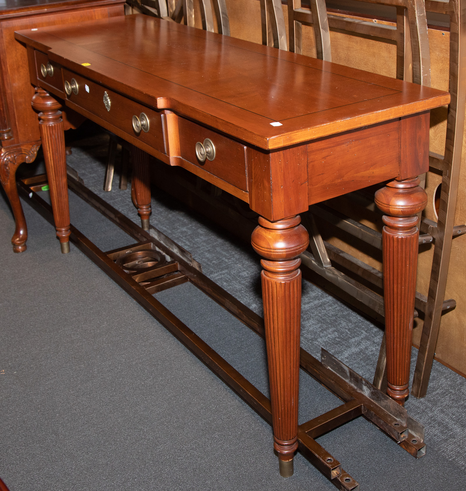 LEXINGTON CLASSICAL STYLE CHERRY CONSOLE