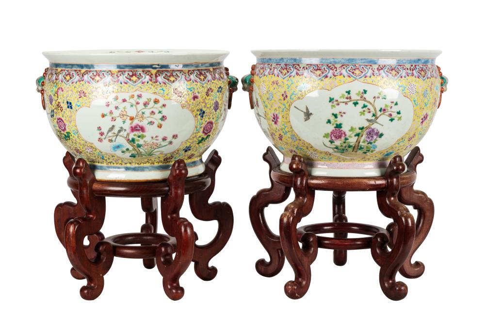 PAIR CHINESE YELLOW GROUND PORCELAIN 331e11