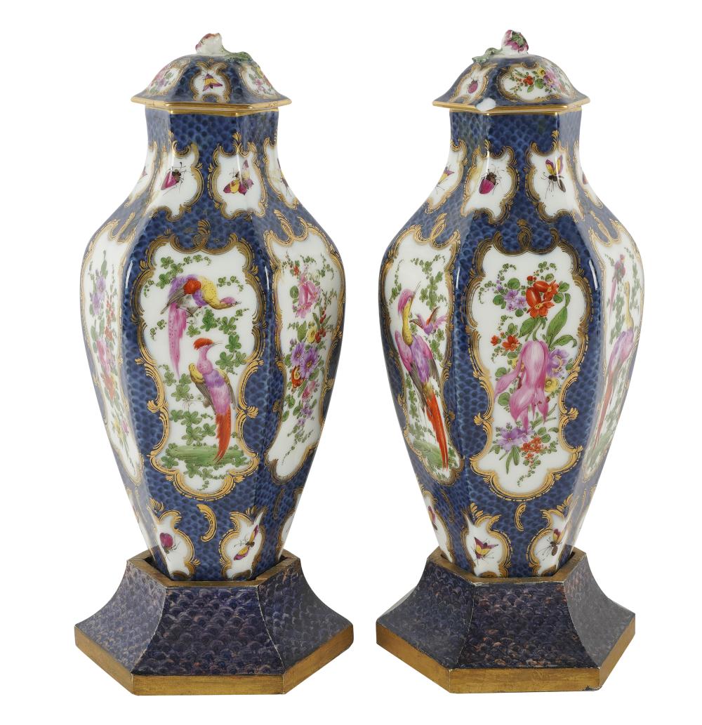 PAIR CONTINENTAL PORCELAIN COVERED 331ea0