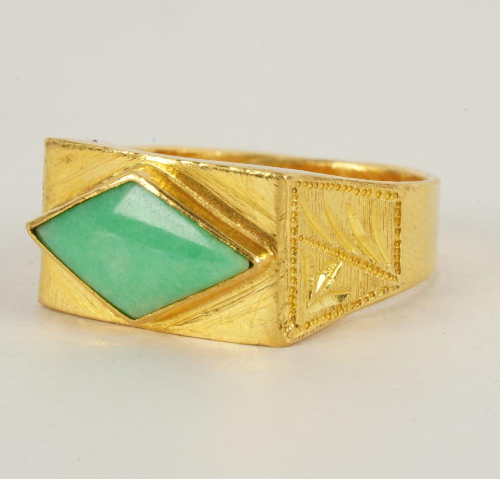 HIGH KARAT YELLOW GOLD & JADE RINGcentering