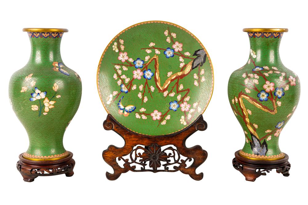 THREE CHINESE GREEN CLOISONNE ENAMEL 33243c