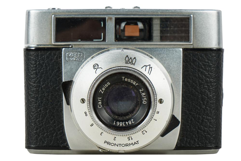 ZEISS CAMERAwith worn, broken Leica