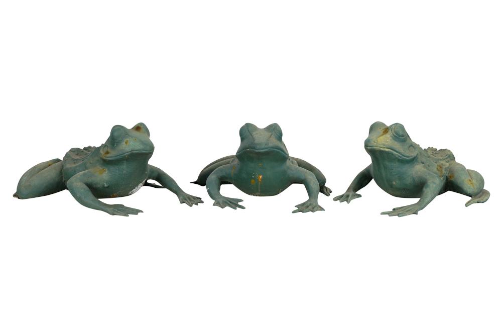 THREE PAINTED IRON FROGS20th century 33250b