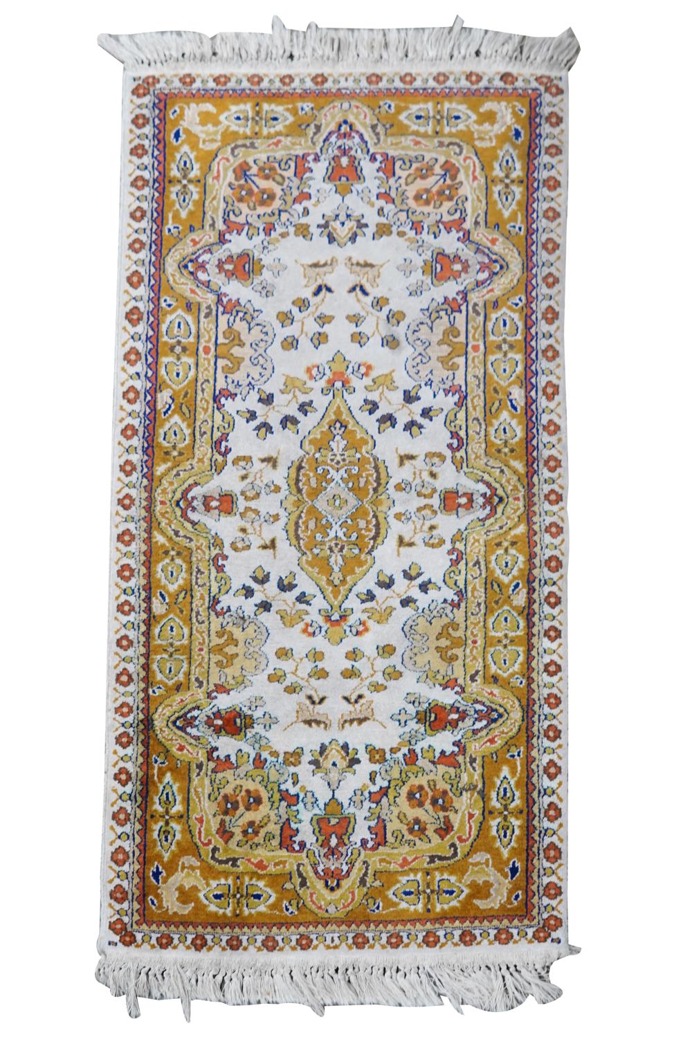 BEIGE FIELD PERSIAN RUGCondition  33267a