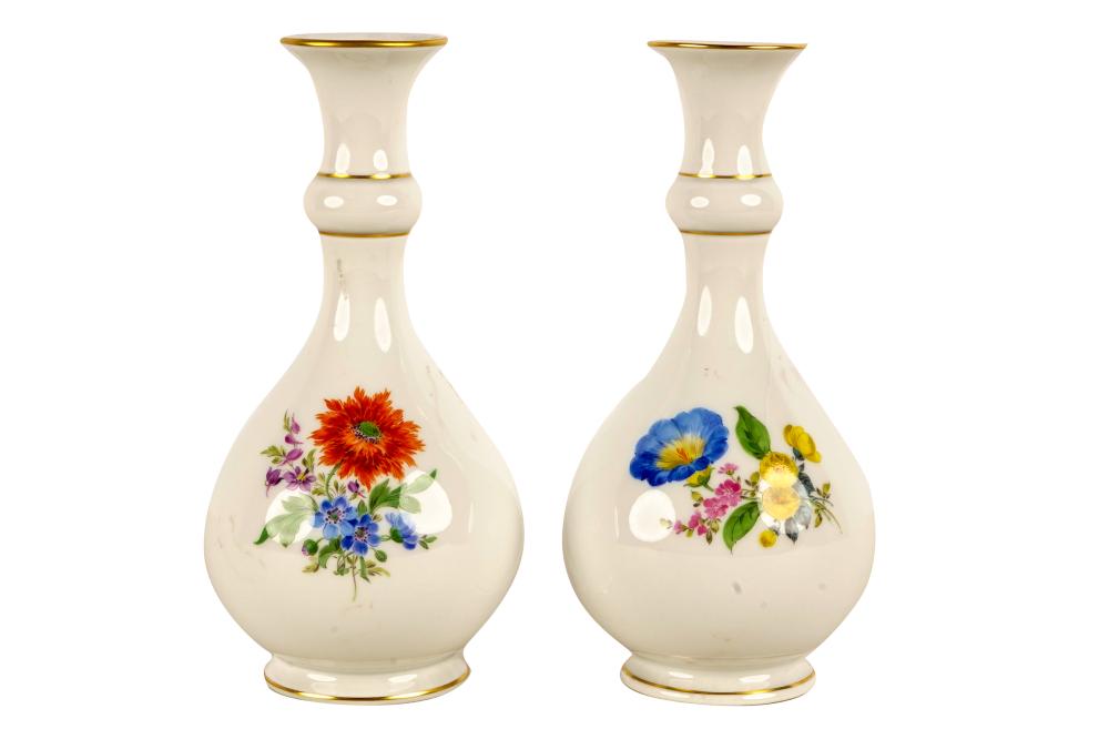 PAIR OF CONTINENTAL PORCELAIN BUD 33270b