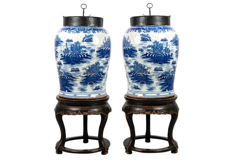 PAIR OF CHINESE BLUE WHITE PORCELAIN 332a95