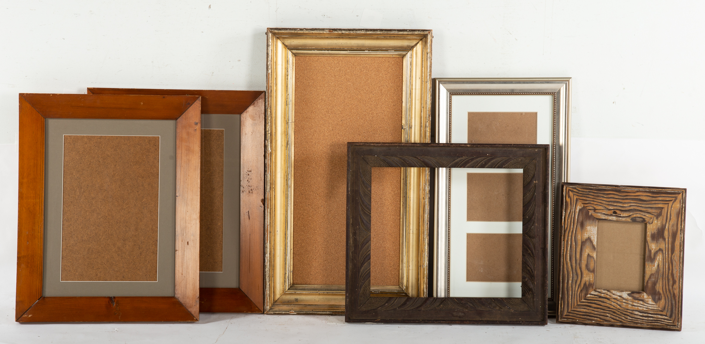 BOX OF ASSORTED VINTAGE FRAMES 3354b1