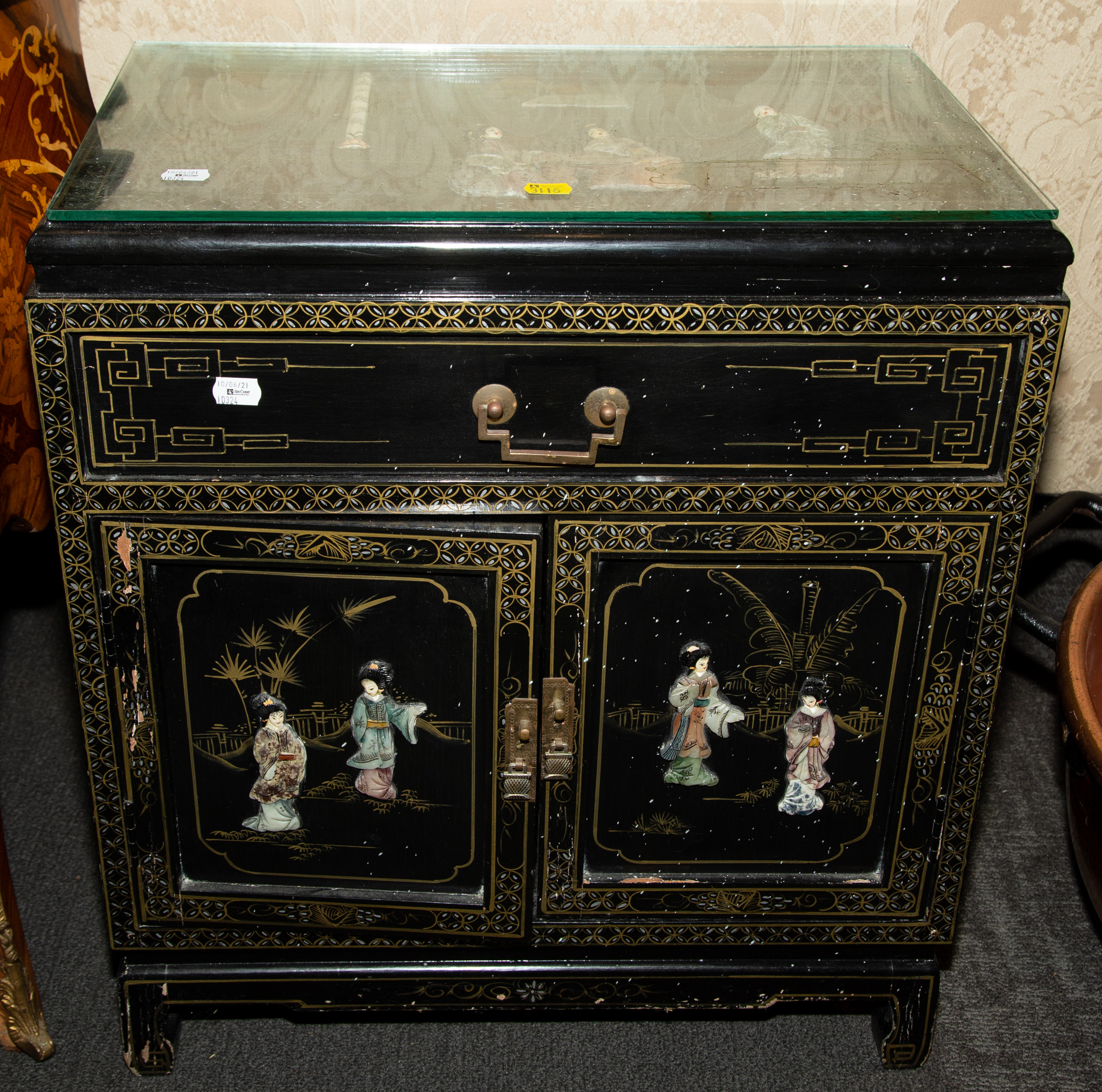 A CHINESE LACQUERED CABINET Late 3354d4