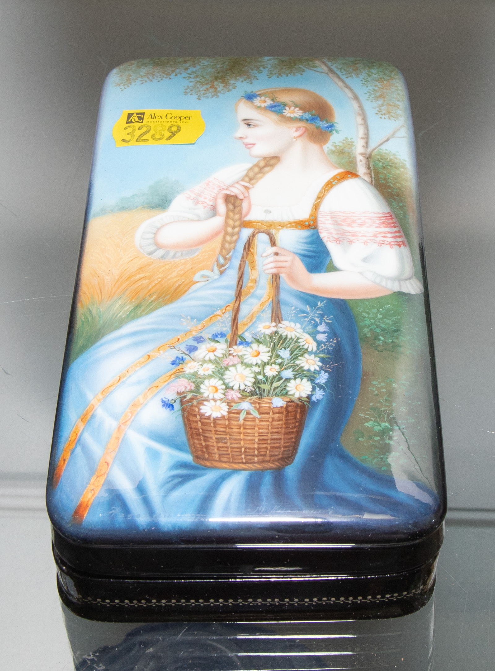 A RUSSIAN LACQUER BOX WITH COUNTRY