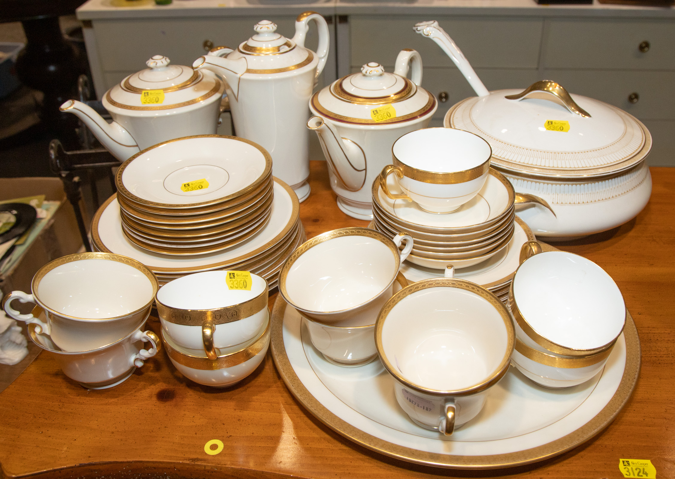AN ASSORTMENT OF GOLD BAND CHINA 3355cb