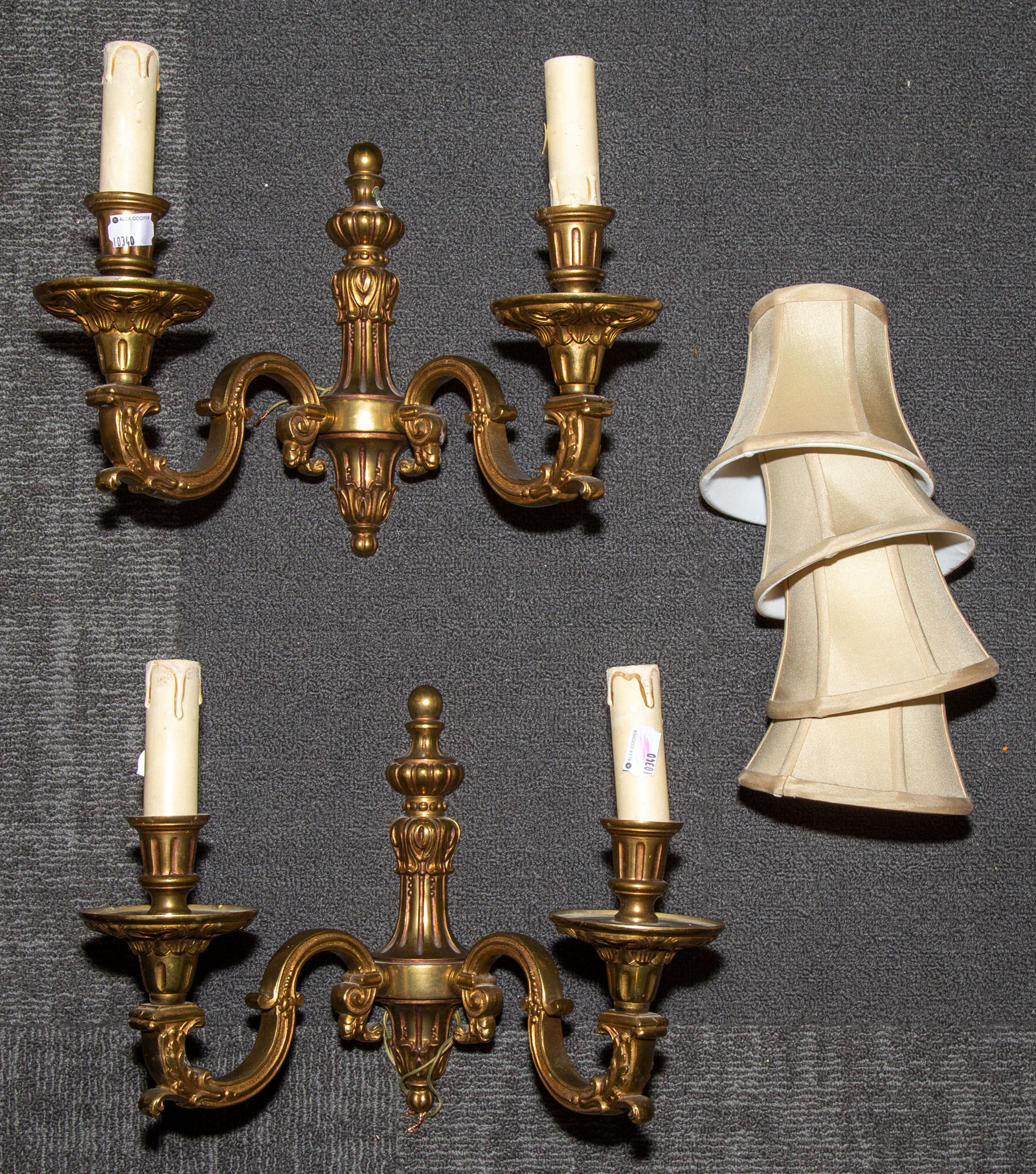 A PAIR OF BRASS SCONCES WITH SHADES 3355d7