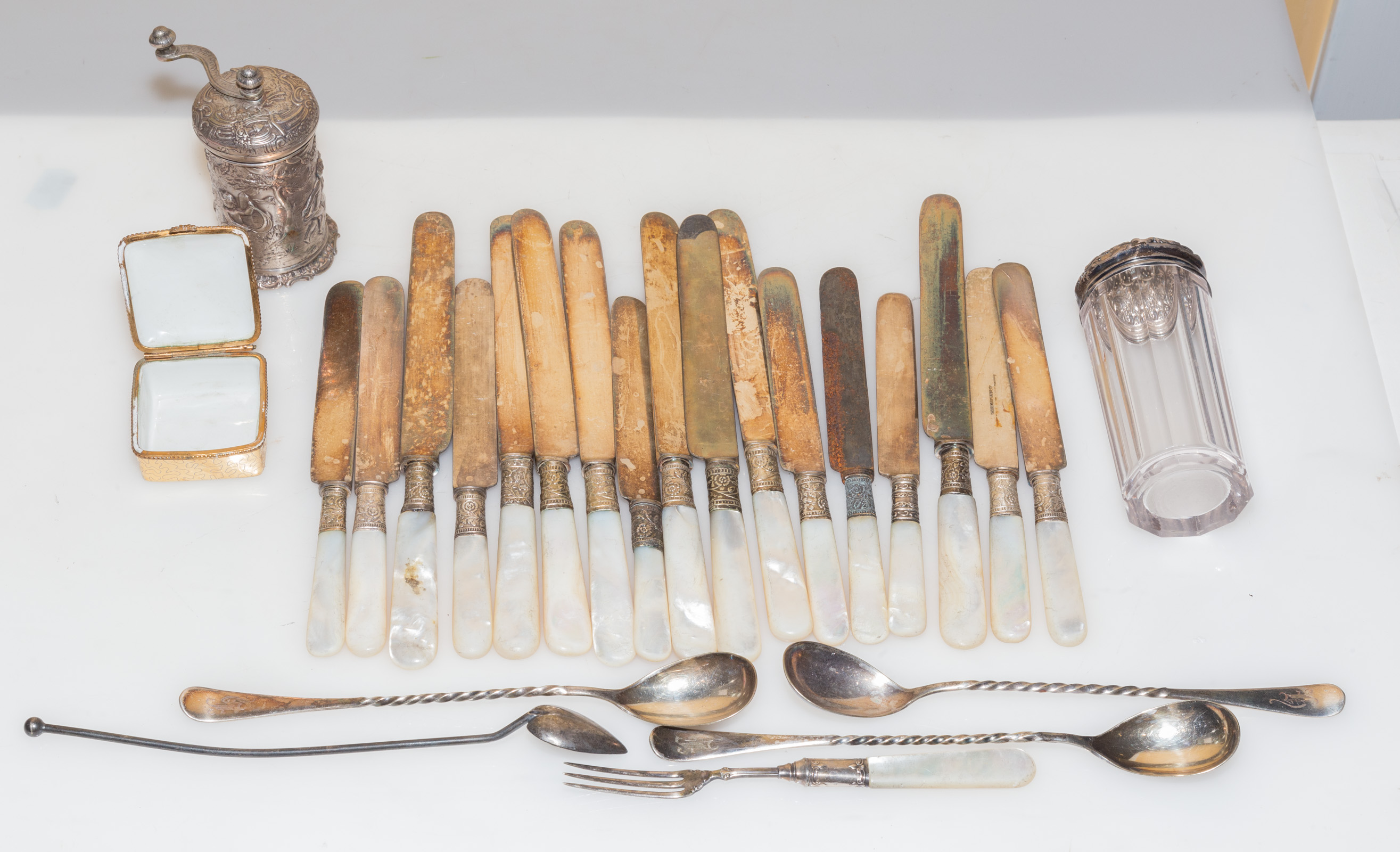 ASSORTED MOTHER-OF-PEARL HANDLED FLATWARE