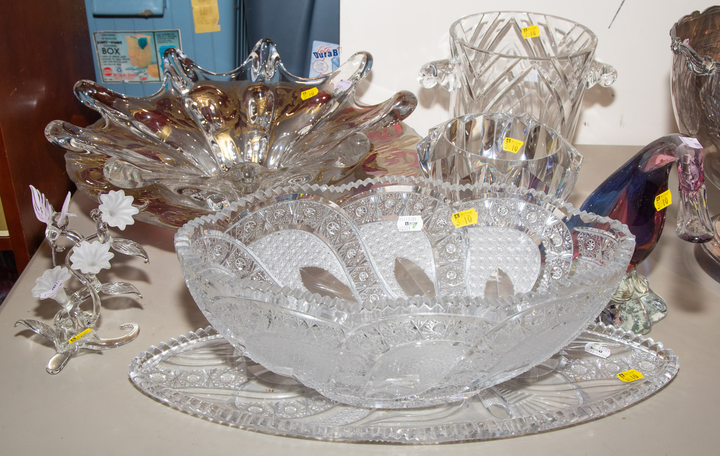 SELECTION OF DECORATIVE GLASSWARE 3356be