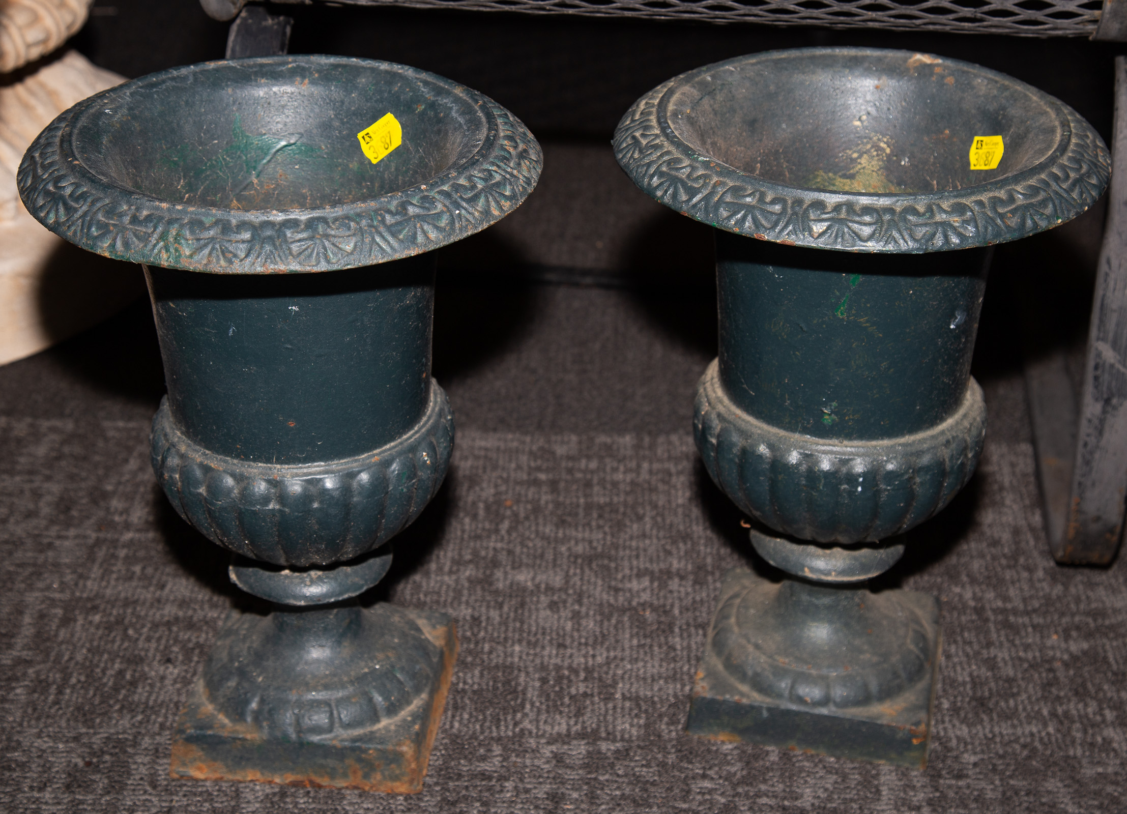 A PAIR OF SMALL CAST IRON GARDEN 335708