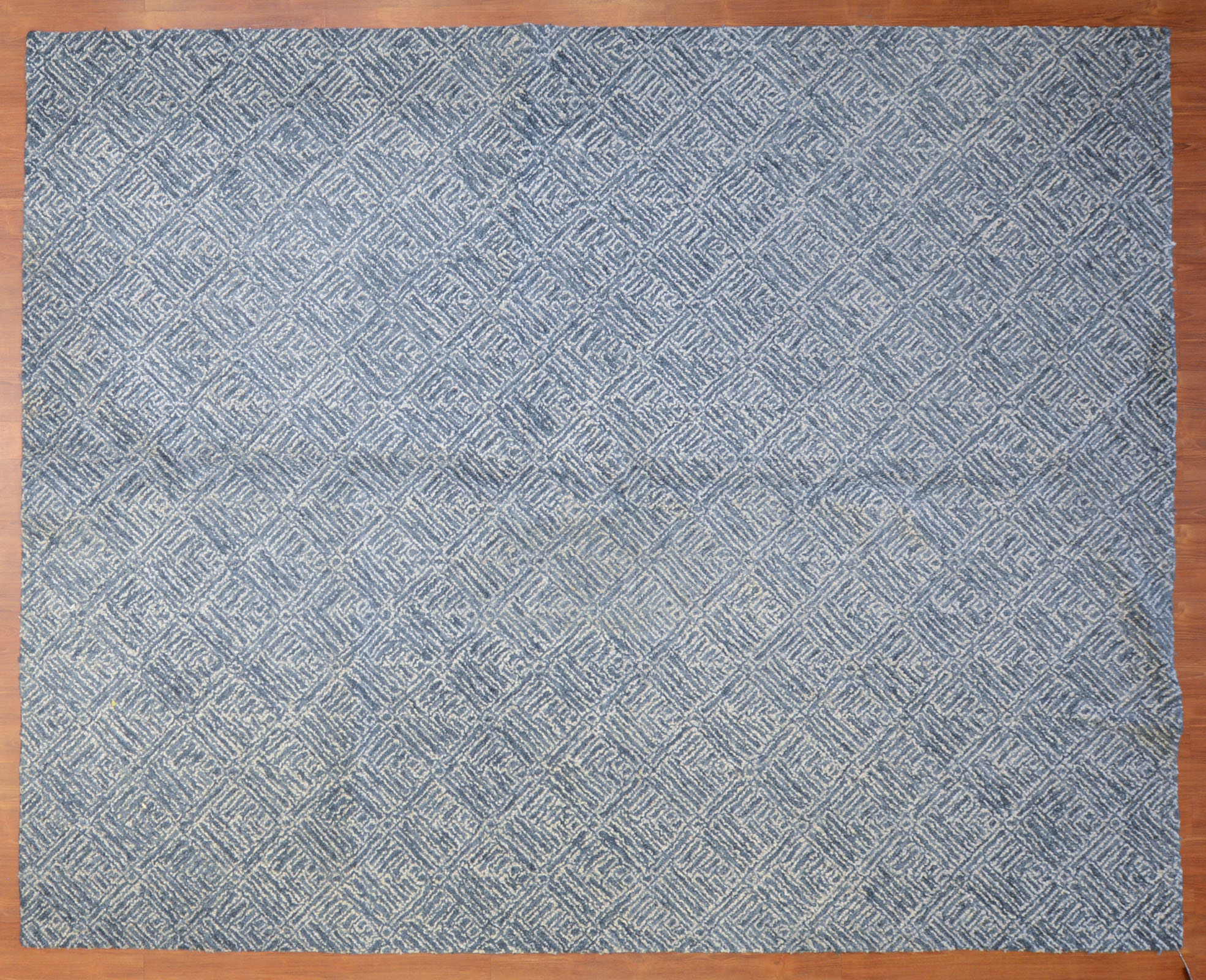 BLUE AND WHITE TUFTED RUG, 8 X